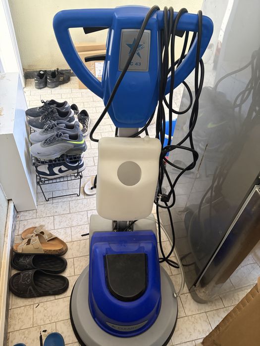 Vendo maquina de escovar e aspirador de po industrial