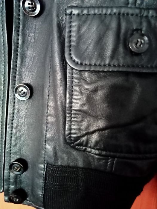 Vendo Blusão de pele da Levi's usado ,como novo.