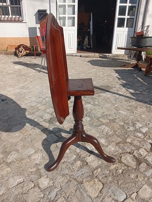 Mesa de apoio redonda com tampo basculante