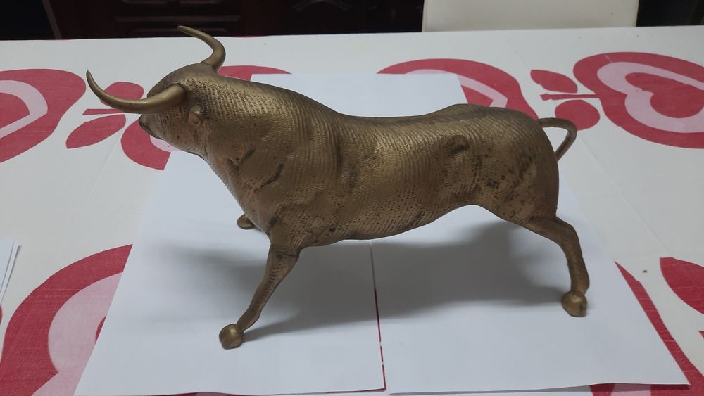 Touro escultura em latão