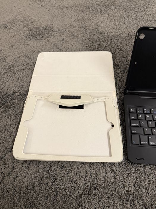iPad Mini modelo A1455 para peças com 2 Capas e Teclado