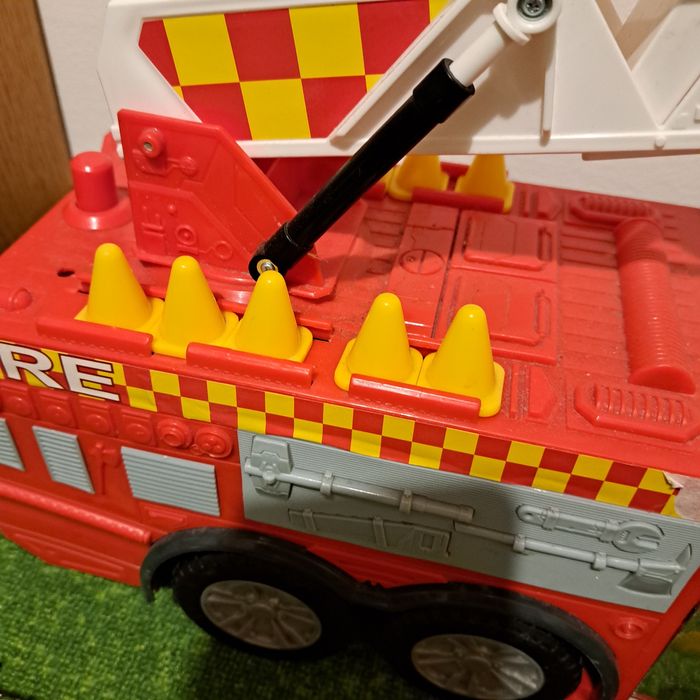 Duży samochód strażacki 56 cm