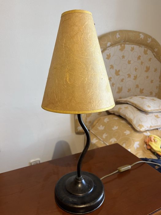 Mobilia de quarto completa c/2 camas individuais sommiers 1 secretária 1 cómoda+espelho 1 mesa cabeceira cortinados candeeiro 4 almofadas colchas