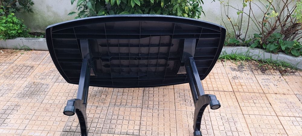 Mesa resina e 6 cadeiras 
Pack 70 euros.
Senão