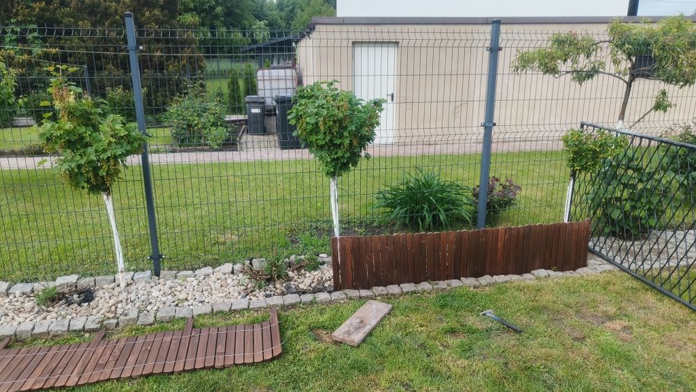 Drewniany płotek ogrodowy, palisada ogrodowa