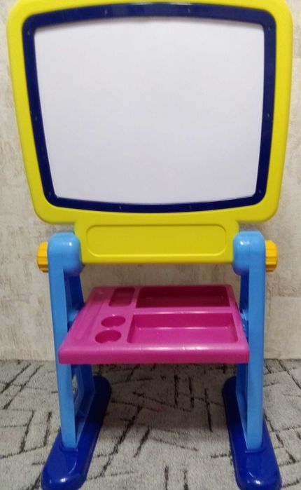 Пластиковий Дитячий мольберт.