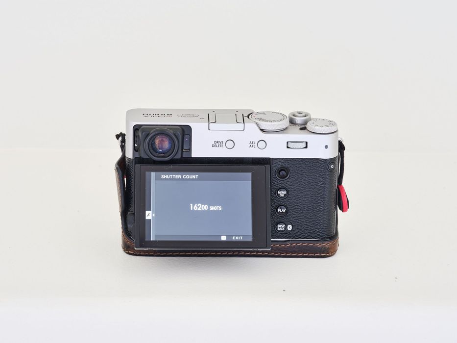Fujifilm X100VI (16.200 disparos) + kit filtros magnéticos Urth 49mm + Black Mist 1/4 + bateria extra + estojo pele