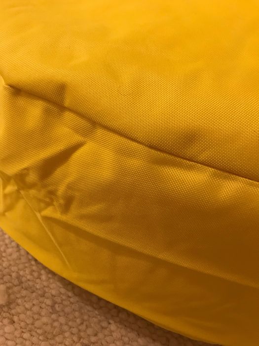 Puff novo, amarelo, girissimo, que pode usar no jardim ou em casa.