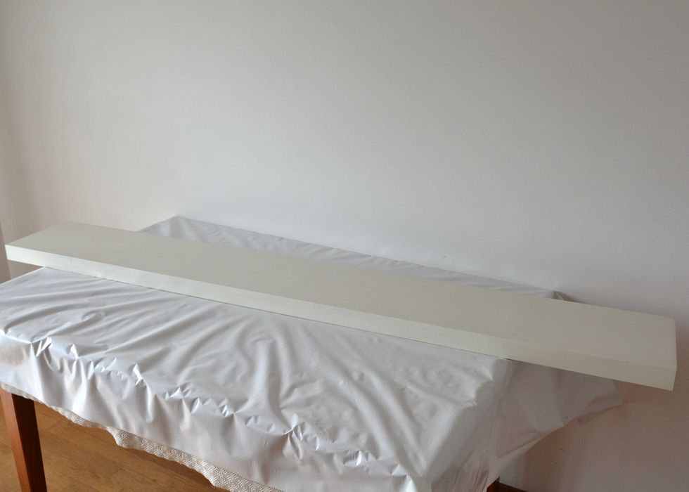 5 Prateleiras de parede (1 branca e 4 vermelhas)