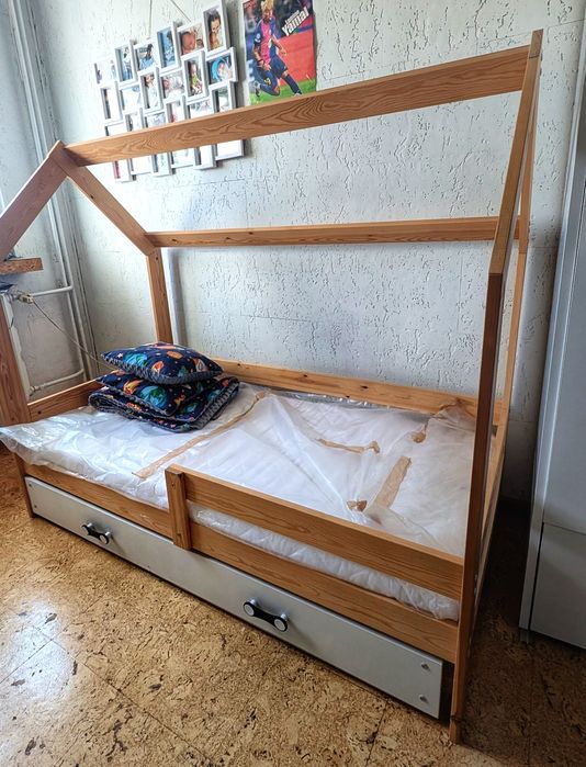 Łóżko domek z szufladą i barierką GRATIS nowy materac i narzuta 80 160