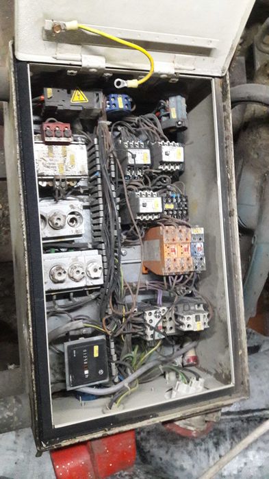 Шкаф распределительный с выходом 380×220