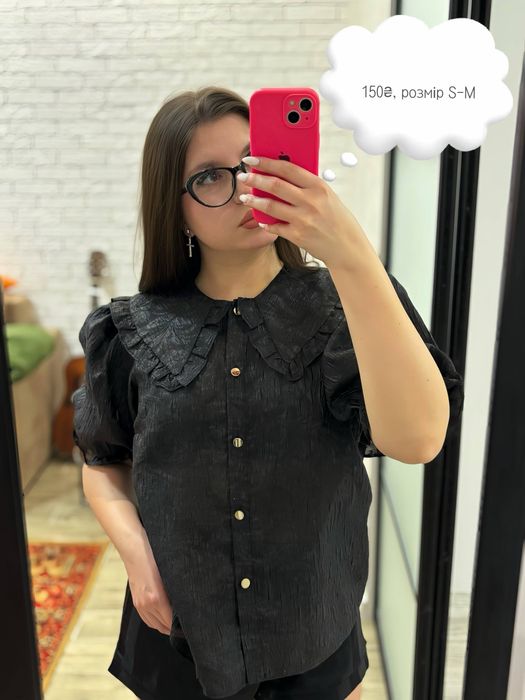 Стильна чорна блуза з об'ємним коміром