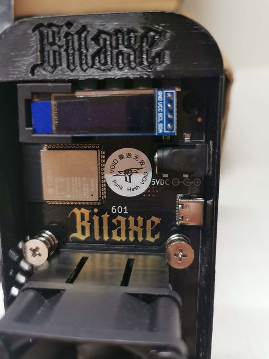 Nowa kompaktowa koparka kryptowalut typu ASIC, model Bitaxe Gamma 601