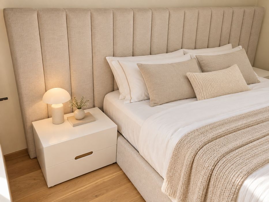 Cama Casal Estofada + 2 Mesas Cabeceira Lacado Branco Mate e Dourado