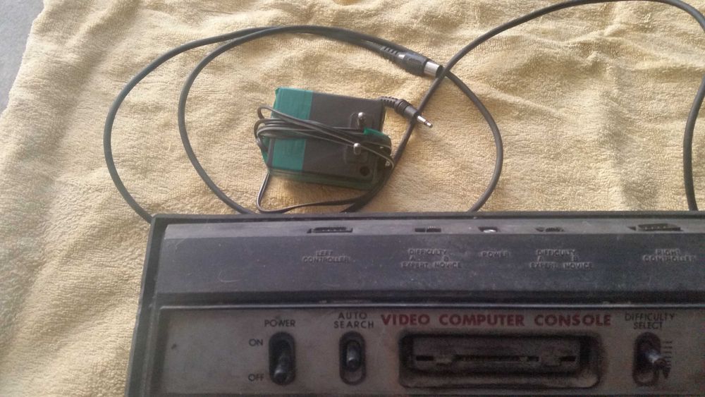 Stara konsola do gier. Joysticki. Wyprzedaz garazowa..