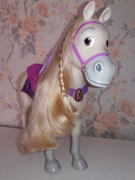 Лошадь, конь Максимус из мультфильма Рапунцель.