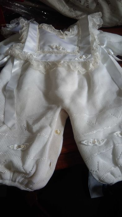 Vestidos e fatinhos de batizado