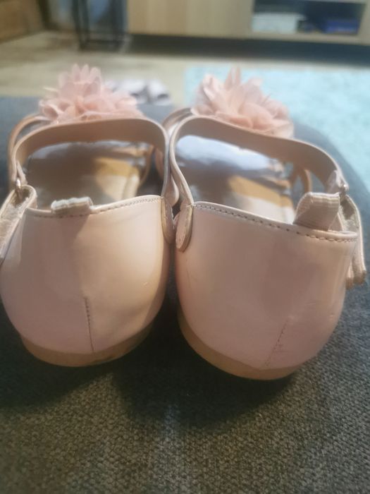 Piękne różowe sandałki H&M