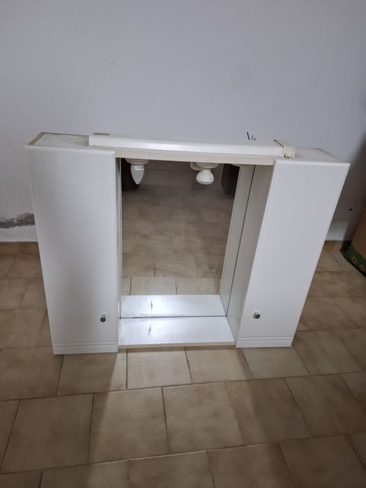 Armário para casa de banho em bom estado