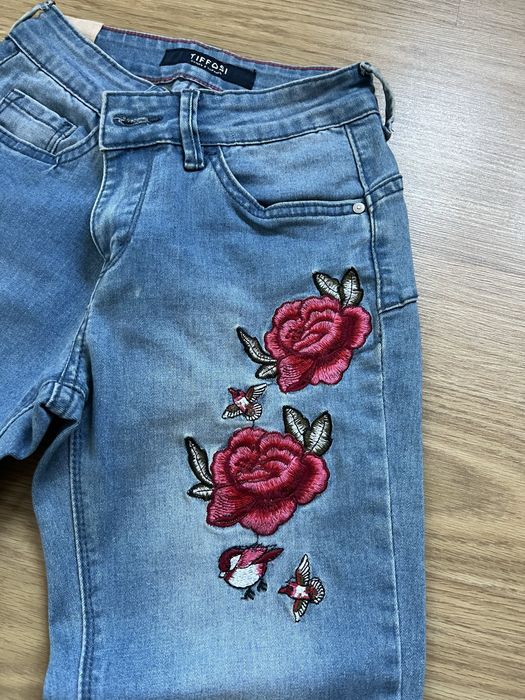 Calças de ganga azul com aplicação da Tiffosi