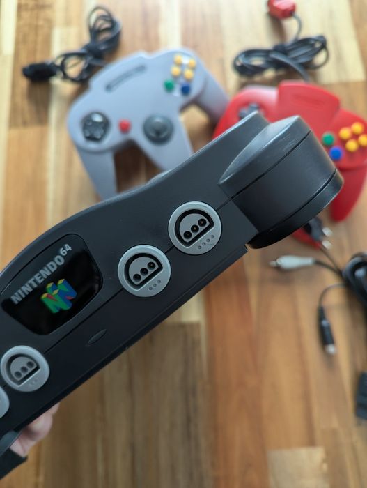 Konsola Nintendo 64 + pady