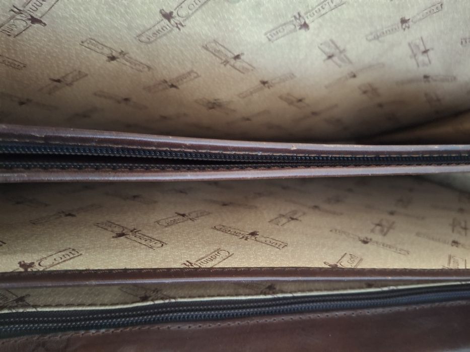 Шкіряний портфель.