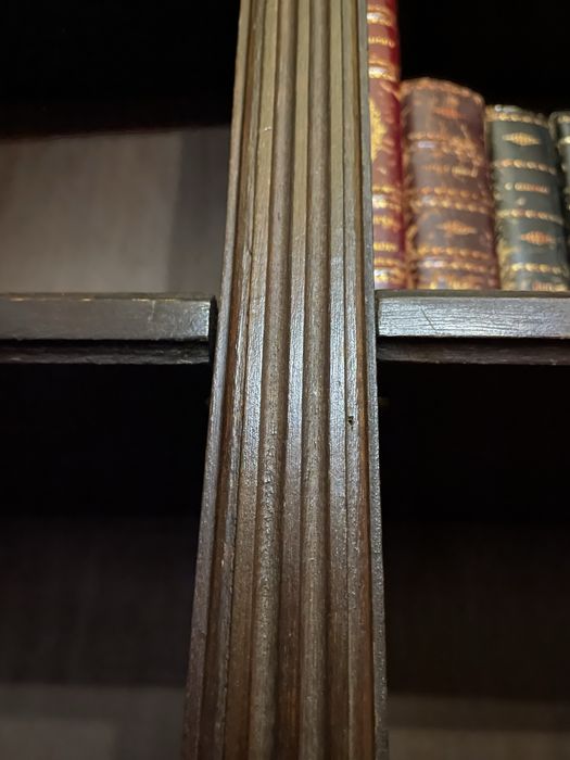 Estantes em madeira maciça com gavetas e portas