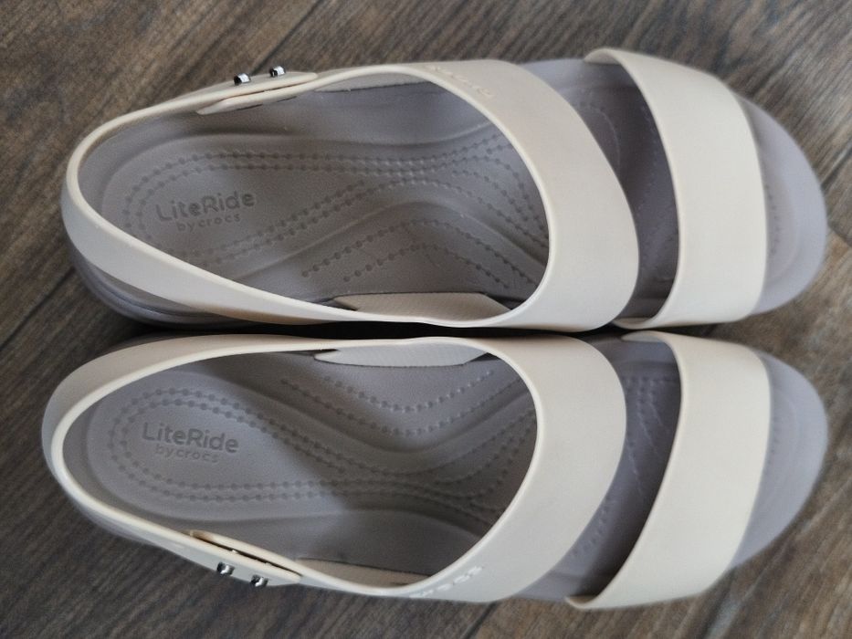 Crocs Brooklyn W9 босоніжки