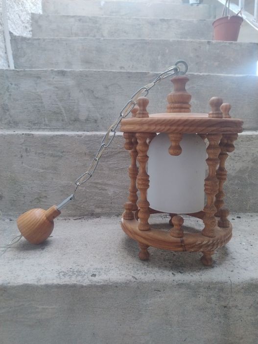 Candeeiro de tecto em madeira