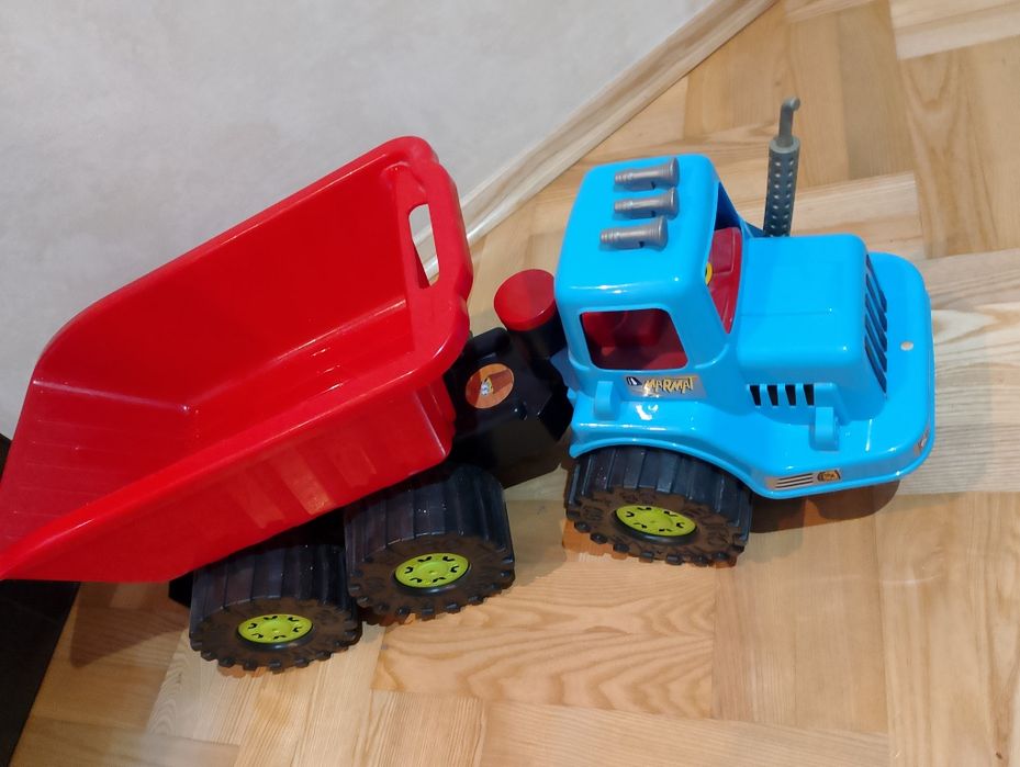 Duży samochód z przyczepą wywrotką