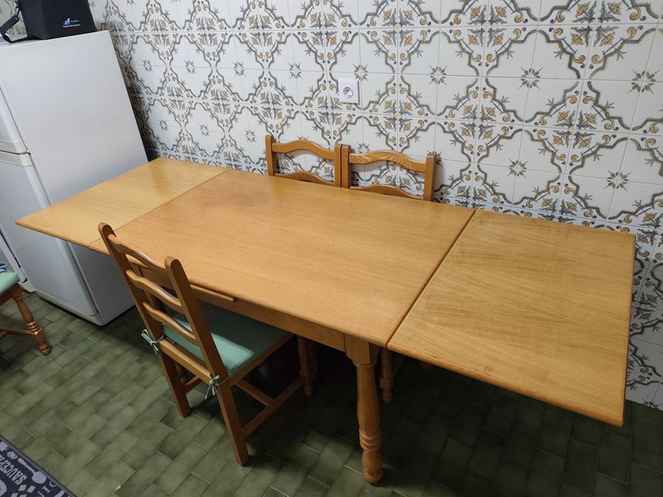 Mesa madeira extensível com 4 cadeiras.