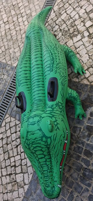 Brinquedo insuflavel  em forma de crocodilo