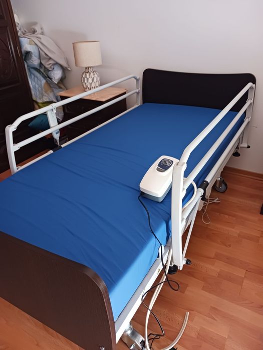 Cama Articulada Elétrica Médica / Hospitalar com Comando e Colchão Impermeável
