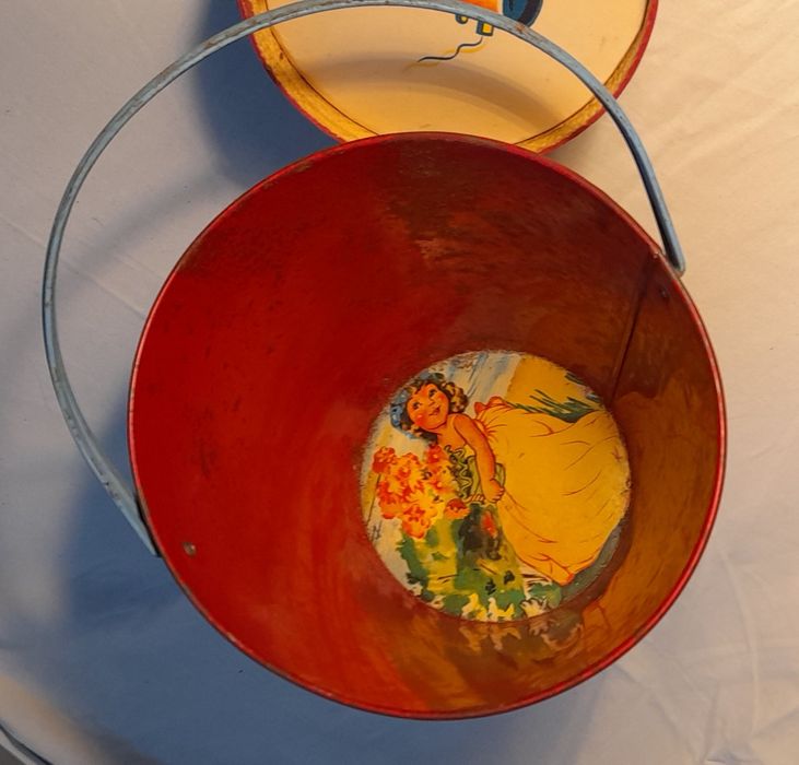 Balde de brincar em lata pintado , anos 40(?)