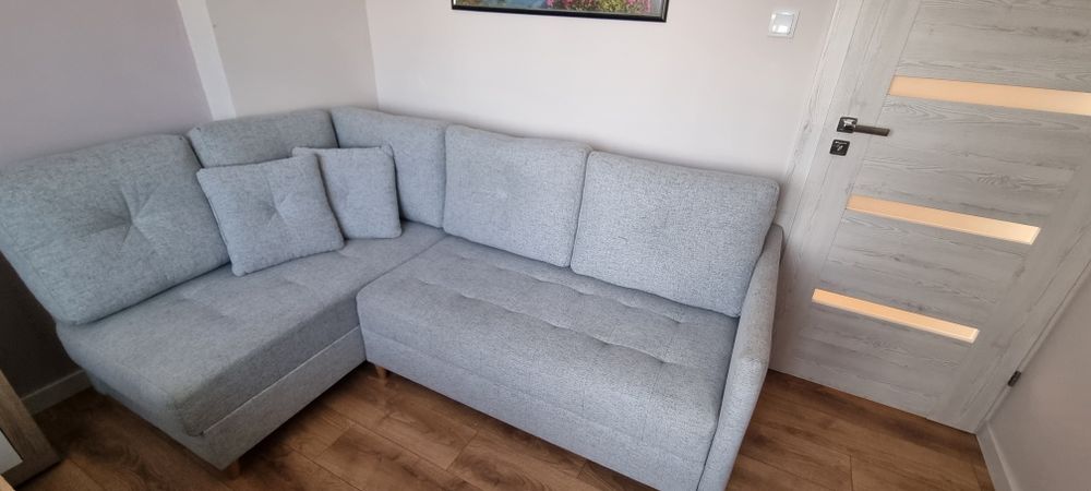 Kanapa narożna z funkcją spania z 2 pufami