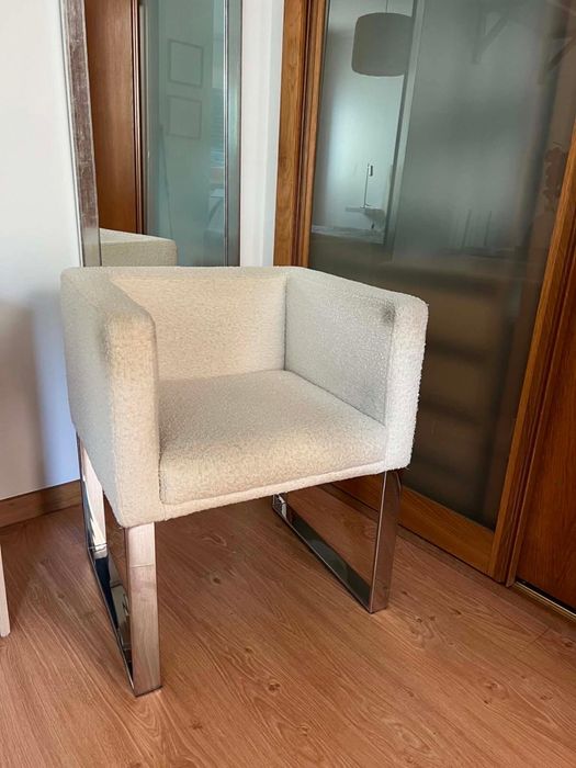 Cadeirão Branco, Pés em Inox