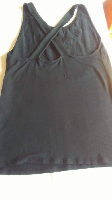 Vendo três peças de roupa.