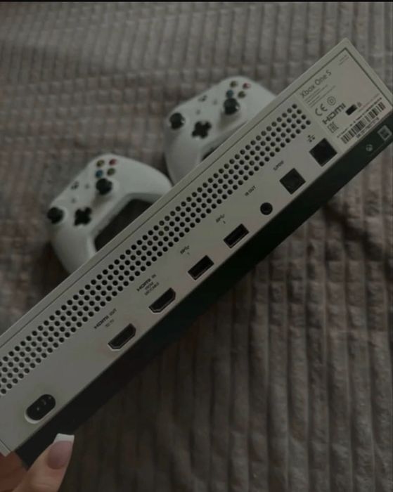 Konsola do gier xbox one z dwoma padami