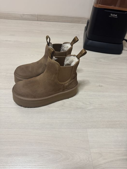 UGG руді на платформі