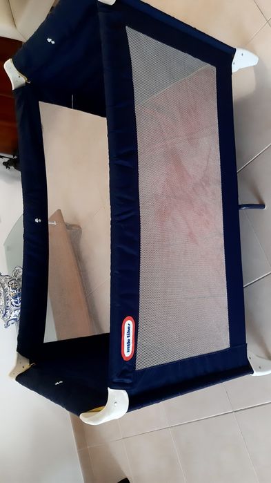 Cama de viagem de criança. Em muito bom estado.  Entrego zona de Lisboa