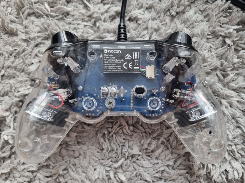 Pad Ps4 Nacon przezroczysty z niebieskim led