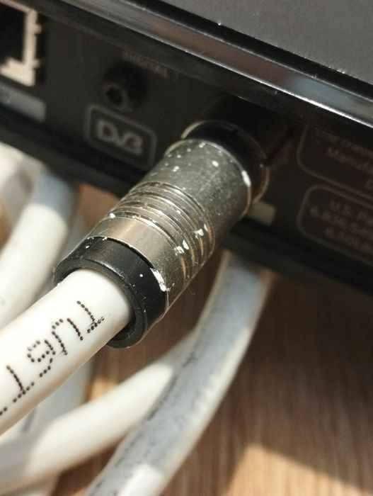 Dekoder do telewizora wraz z kablem koncentrycznym