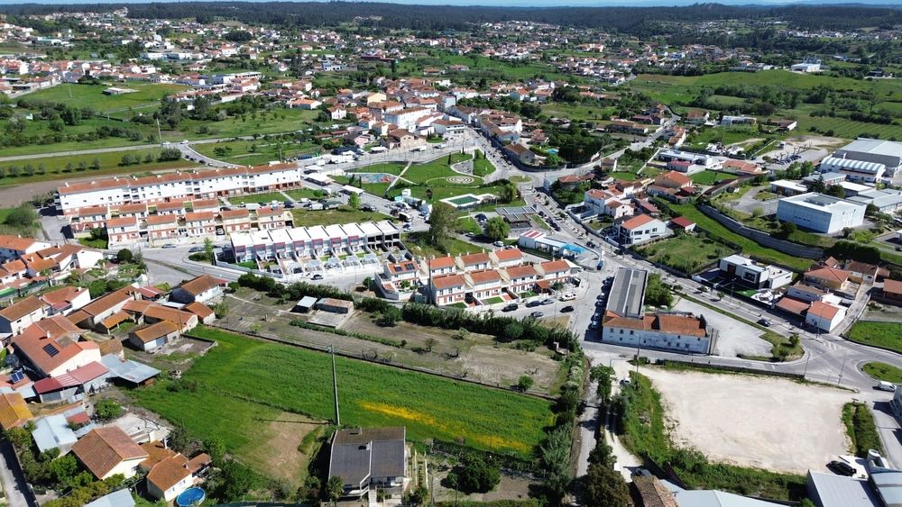 Moradia com terreno no centro da Carapinheira para reconstrução