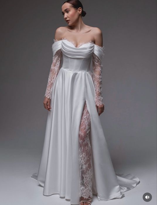 Весільна сукня атласна з мереживом