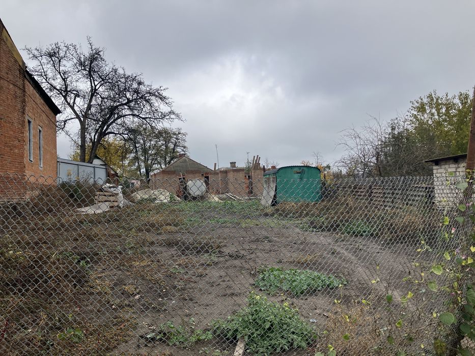 Продаж ділянки в центрі міста з незавершеною коробкою