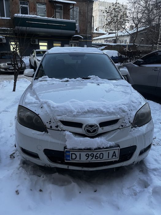 Продам свой автомобиль Мазда 3 хетчбек 2006 год (арабка). Состояние заводится едет.  Автомат , люк , кондиционер, подсветка салона регулируется с телефона,большой монитор, элетропакет, электро зеркала ,мультируль. Зимняя резина на шипах покупал в прошлом году . Газ 4 поколение вписан . В багажнике лежит запчастей на 5 к , на заднюю ходовку . Есть парктроник но не работает. Есть камера заднего вида.
Сигнализация , центральный замок. Ручник работает.
Что было сделано по машине за последнее время: замена всех подушек двигателя, новые передние рычаги  в сборе, новый аккум,помпа.
Теперь к проблемам:
1. Заклинил клапан надо делать головку .
2. АКПП едет только на двух передачах 3и 4 буксует , периодически выскакивает ошибка и есть пинок когда включаешь заднюю надо делать.
3. На ходовку назад запчасти в багажнике, спереди справа лопнула пружина на стойке.
4. Трещина на лобовом
У меня в гараже есть мотор и акпп в сборе снятый точно с такой же машины.
Теперь что по ценам
Просто машина 3300$
Машина +акпп 3800$
Машина+двигатель 3800$
Машина +двигатель+акпп 4300
Реально покупателю торг возле машины. 
По докам чистая ,переоформляется . Переоформление обязательно никаких доверок и прочей параши. Звонить только реально заинтересованным.