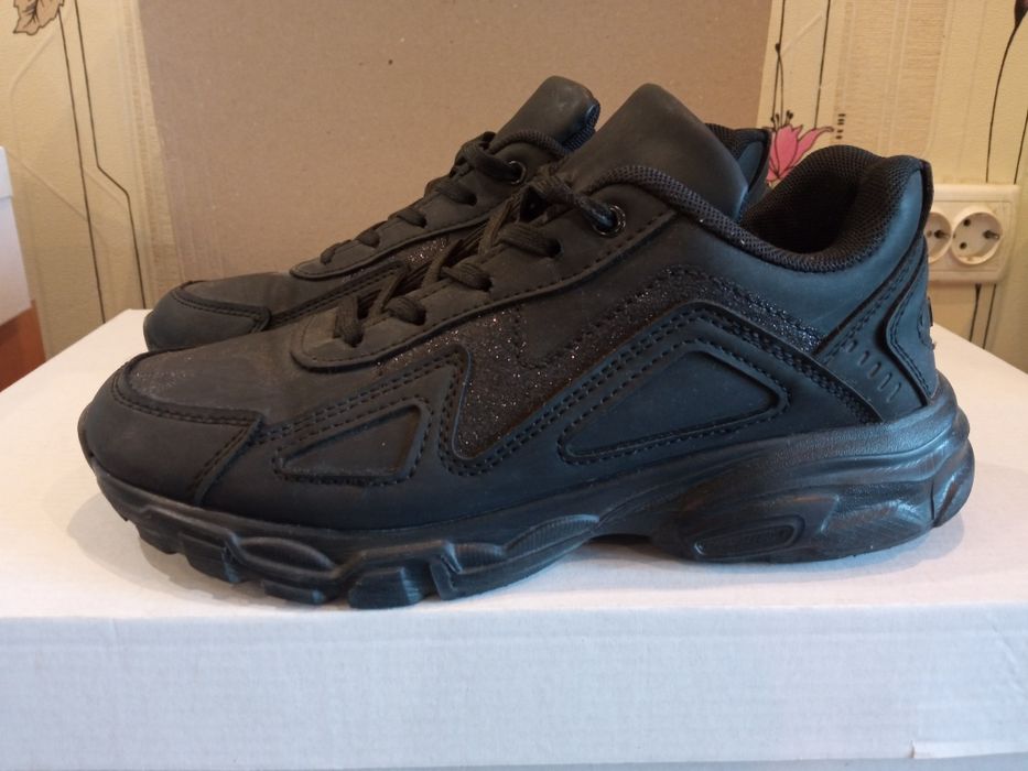 Продам женские в новом состоянии очень лёгкие кроссовки K.M.B.