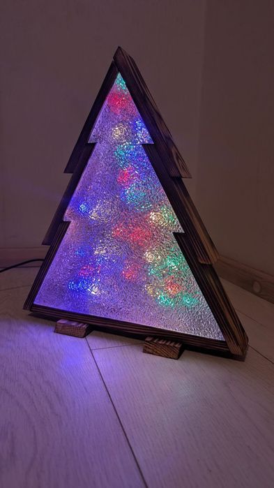 Ялинка нічник, дерево