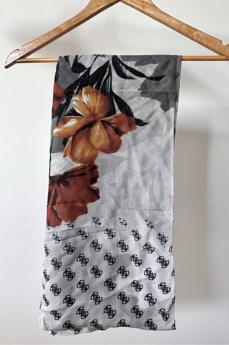 Lenço / cachecol com estampa Guess