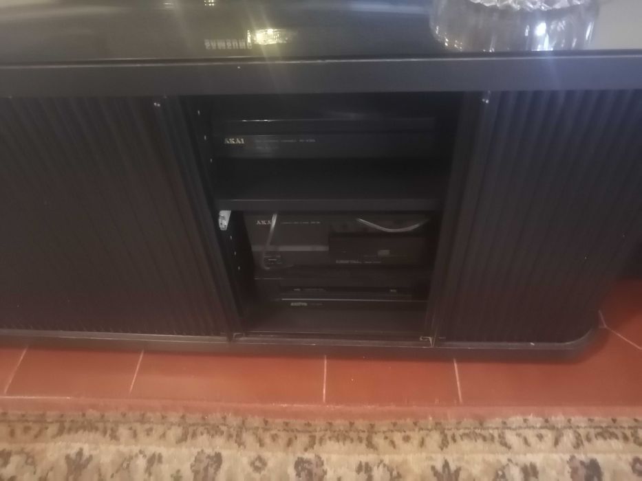 Móvel tv preto com portas de correr e tampo em espelho